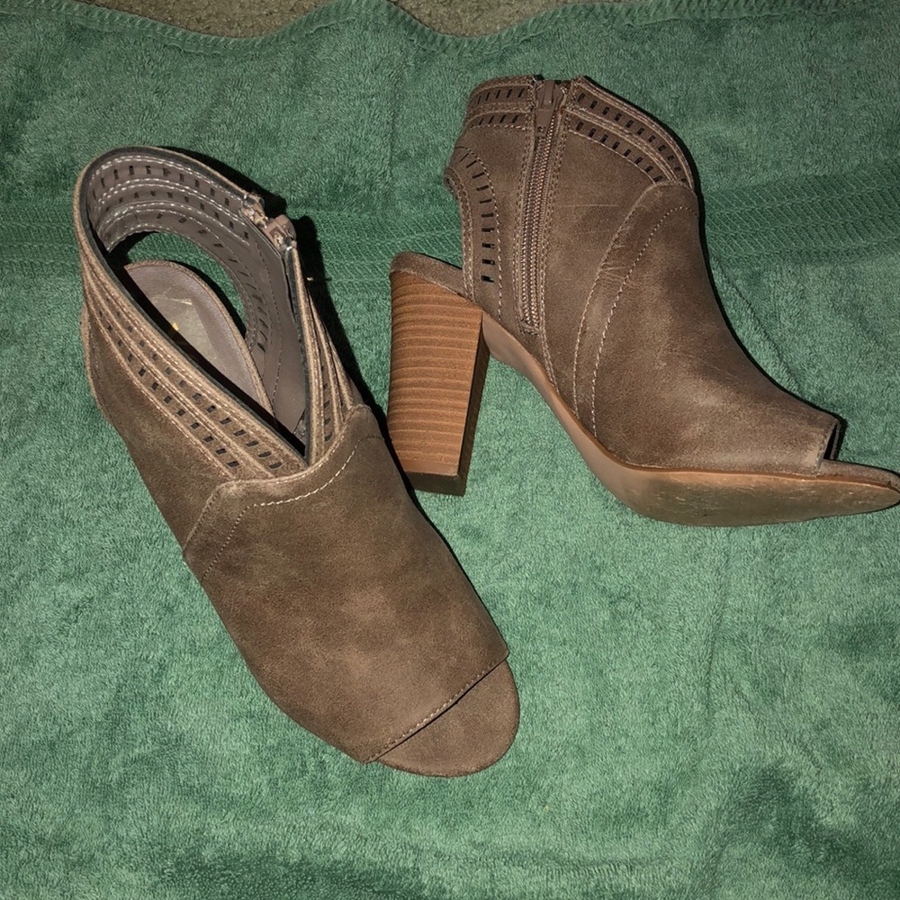 XOXO Open toe Taupe heels
